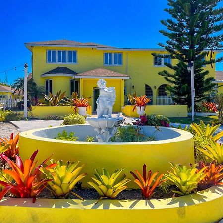 Golden Palms House Bed & Breakfast Nassau Exterior photo