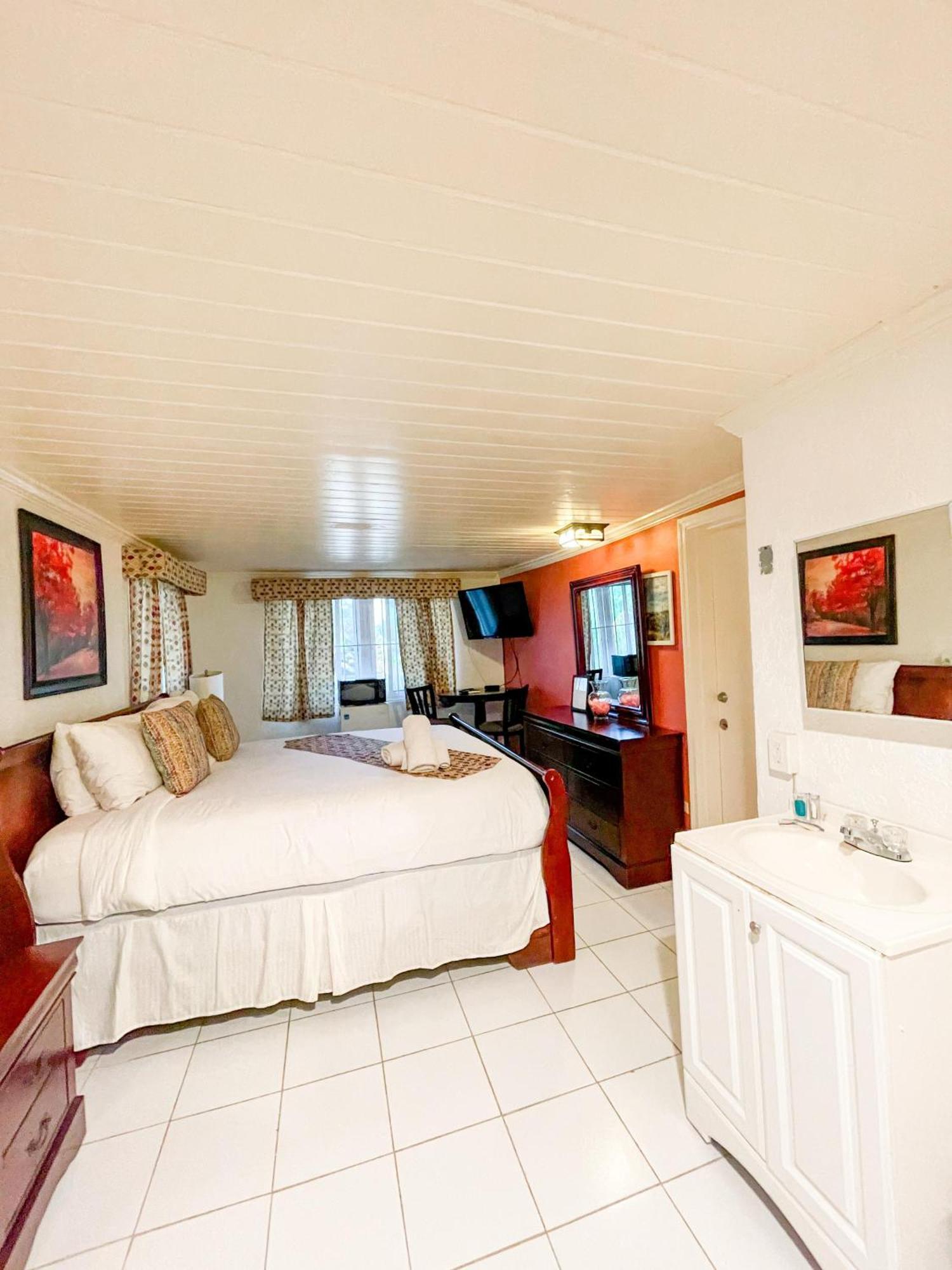 Golden Palms House Bed & Breakfast Nassau Exterior photo