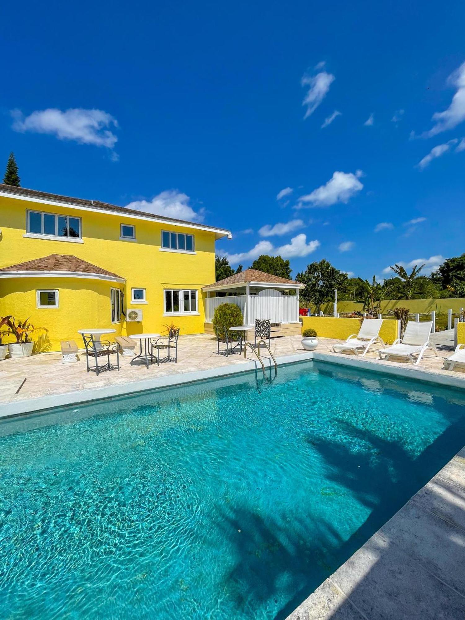 Golden Palms House Bed & Breakfast Nassau Exterior photo